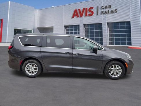 Used 2023 Chrysler Pacifica Touring-L FWD image 5