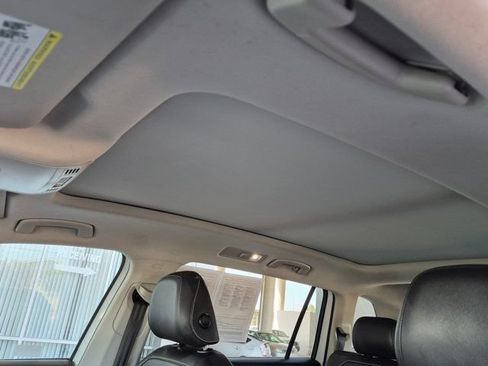 Used 2021 Volkswagen Tiguan SE FWD image 19