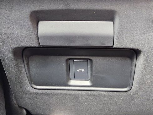 Used 2025 Land Rover Discovery Sport S image 21