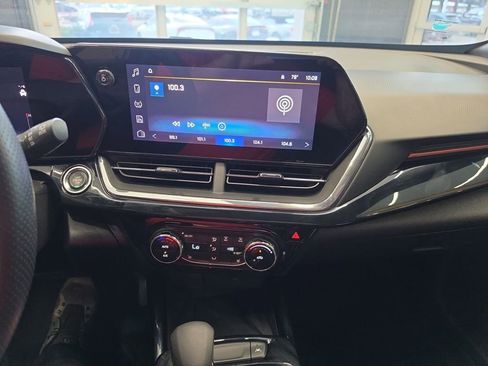 Used 2025 Chevrolet Trax RS w/ Sunroof Package FWD image 24