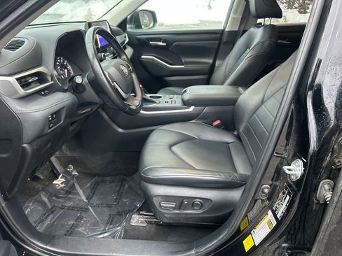 Used 2023 Toyota Highlander XLE image 18