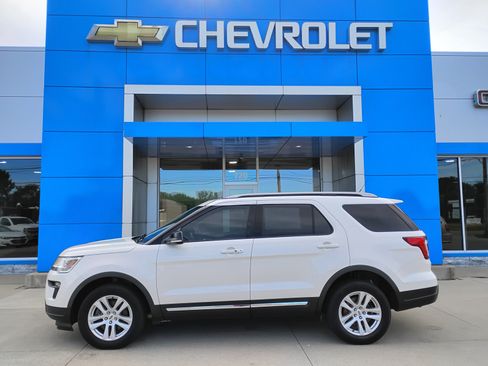 Used 2018 Ford Explorer XLT w/ Equipment Group 202A AWD/4WD image 32