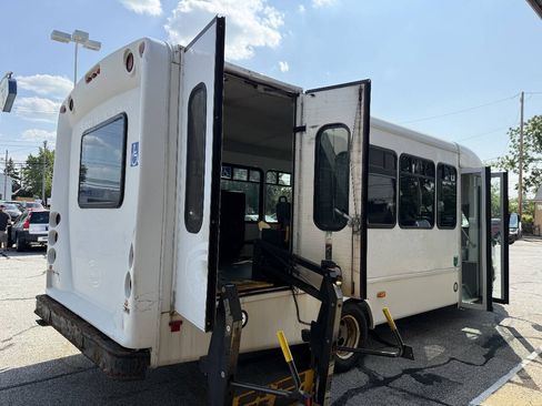 Used 2016 Ford E-450 and Econoline 450 Super Duty w/ Shuttle Bus Prep Package RWD image 8