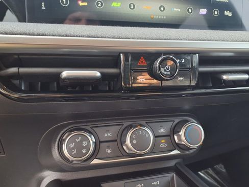 Used 2025 Nissan Kicks SV image 7