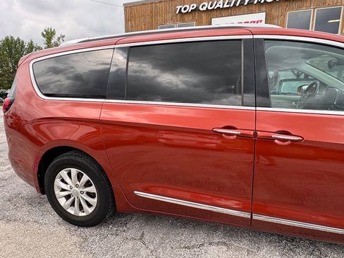 Used 2018 Chrysler Pacifica Touring-L FWD image 2