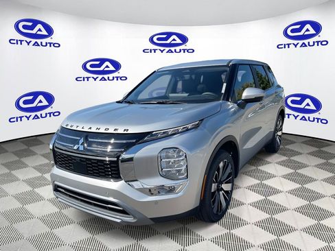 Used 2025 Mitsubishi Outlander SE image 7