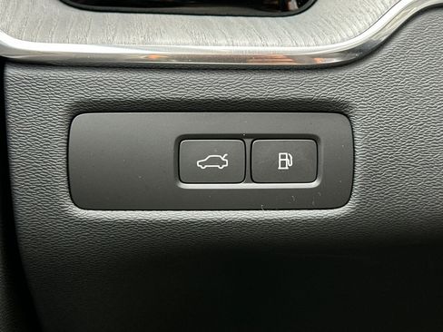 Certified 2025 Volvo XC60 T8 Plus w/ Protection Package Premier image 31