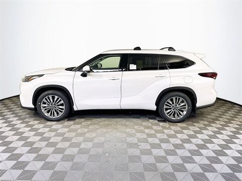 New 2025 Toyota Highlander Platinum image 5