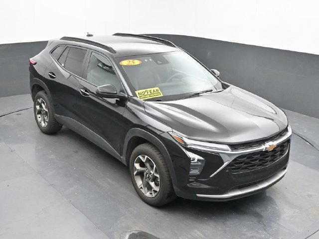 Used 2025 Chevrolet Trax LT FWD image 38