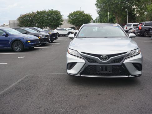 Used 2018 Toyota Camry XSE FWD image 2