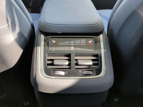 Used 2025 Volvo XC90 B6 Plus image 21