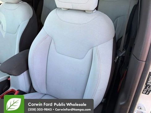 Used 2015 Jeep Renegade Latitude AWD/4WD image 23