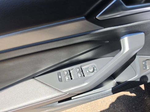 Used 2024 Volkswagen Jetta SE FWD image 11