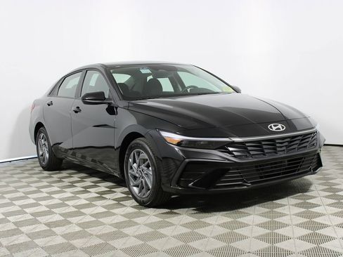 Used 2025 Hyundai Elantra Blue image 19