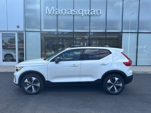 Certified 2025 Volvo XC40 B5 Plus AWD/4WD image 2