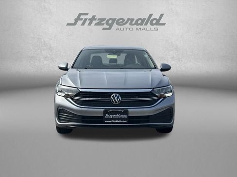 Used 2024 Volkswagen Jetta SE image 3