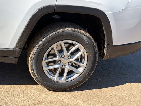 New 2026 Jeep Grand Cherokee L Laredo image 12