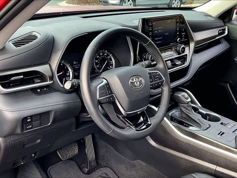Used 2020 Toyota Highlander XLE image 17