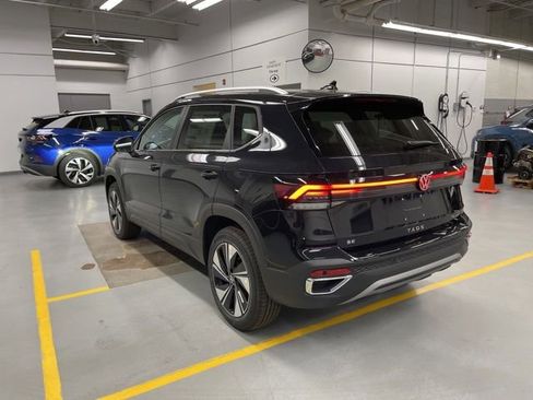 New 2026 Volkswagen Taos SE image 2