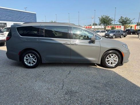 Used 2022 Chrysler Pacifica Touring-L FWD image 6