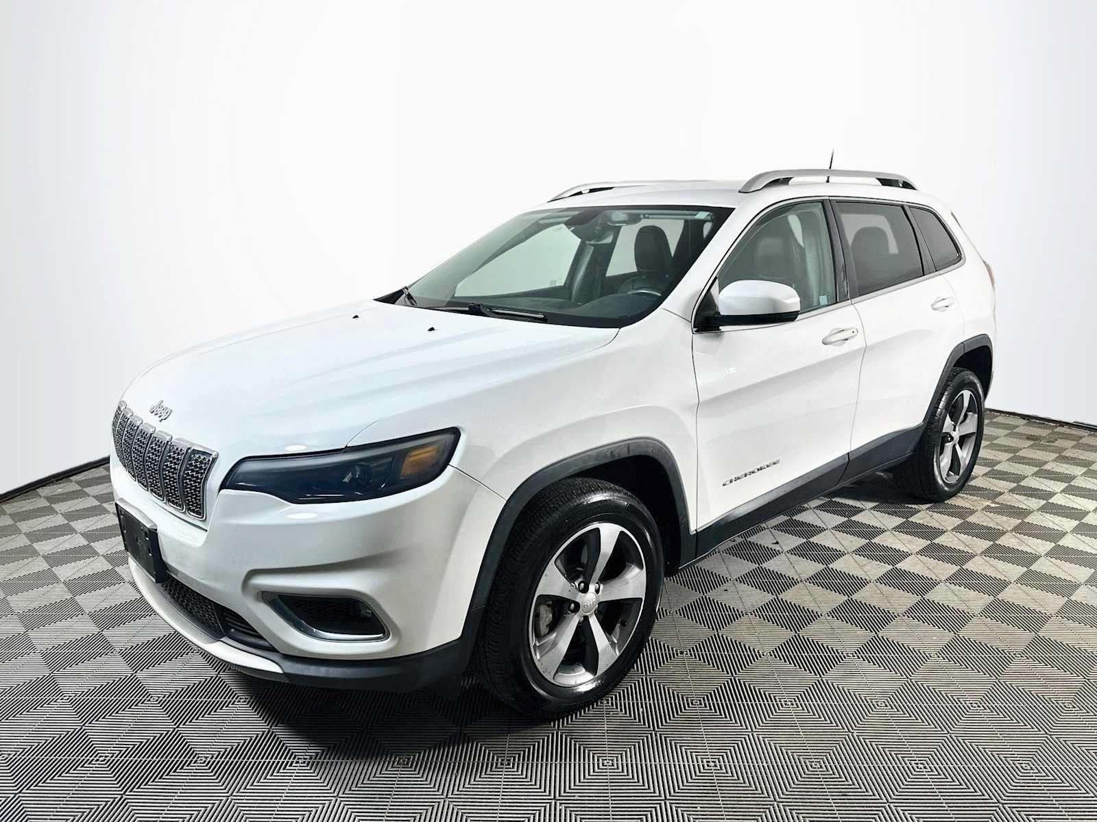 Used 2019 Jeep Cherokee Limited AWD/4WD image 1