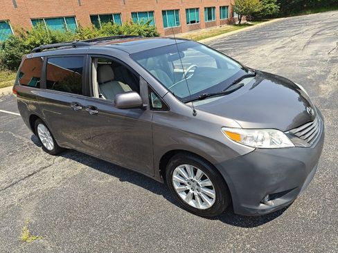 Used 2012 Toyota Sienna XLE image 10