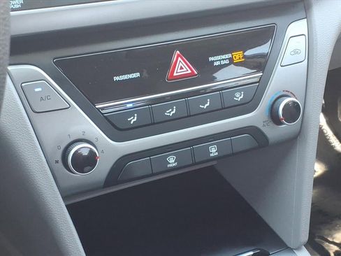 Used 2017 Hyundai Elantra SE image 24