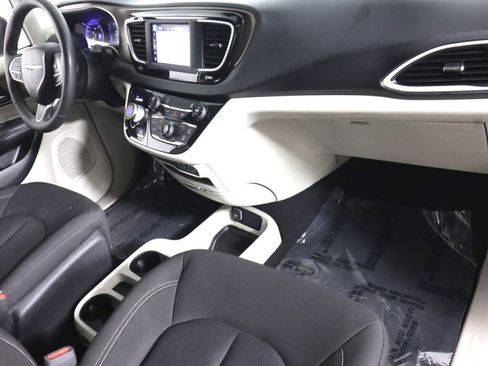 Used 2022 Chrysler Voyager LX image 38