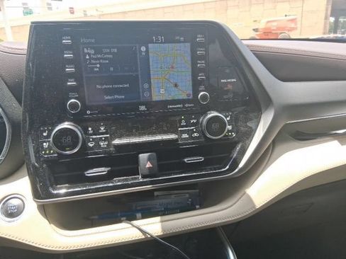 Used 2021 Toyota Highlander Limited FWD image 6