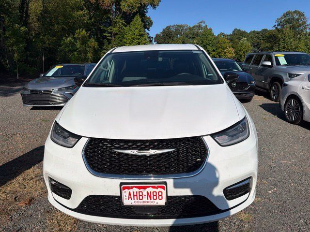 Used 2024 Chrysler Pacifica Touring-L FWD image 2