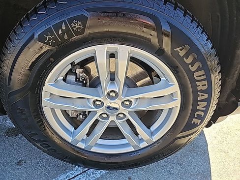 Used 2020 Ford Explorer XLT w/ Comfort Package image 4