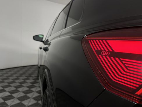 Used 2024 Audi Q4 e-tron Prestige image 21