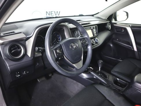 Used 2018 Toyota RAV4 LE AWD/4WD image 11