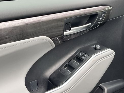 New 2026 Toyota Highlander Platinum image 10