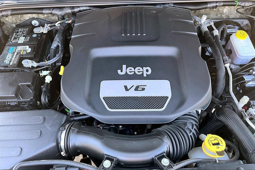 Used 2017 Jeep Wrangler Unlimited Sahara w/ Connectivity Group AWD/4WD image 31