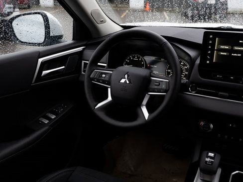 New 2026 Mitsubishi Outlander SE image 9