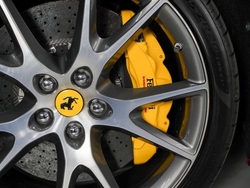 Used 2010 Ferrari California RWD image 17