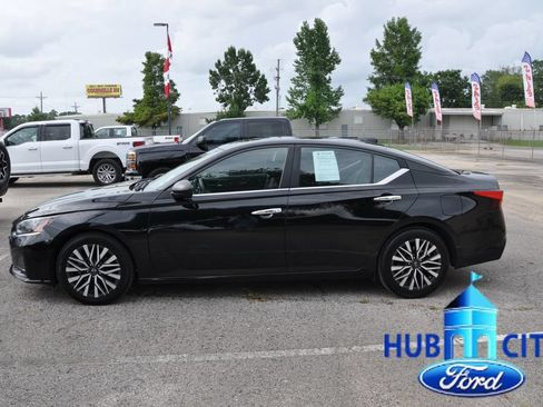 Used 2024 Nissan Altima 2.5 SV FWD image 2