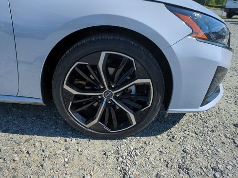 Used 2024 Nissan Altima 2.5 SR FWD image 12
