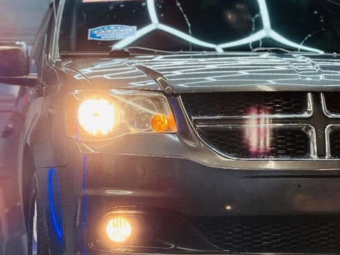 Used 2019 Dodge Grand Caravan SXT image 3
