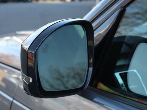 Used 2025 Land Rover Discovery Dynamic SE image 13