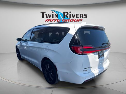 Used 2021 Chrysler Pacifica Touring-L w/ Uconnect Theater Family Group FWD image 2