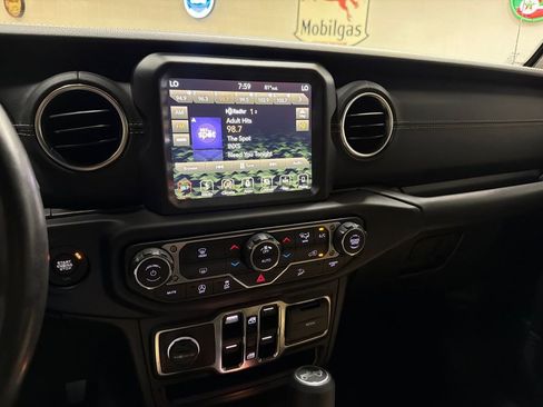 Used 2019 Jeep Wrangler Unlimited Sahara AWD/4WD image 17