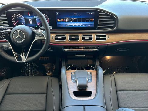 Used 2025 Mercedes-Benz GLE 350 4MATIC image 3