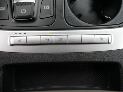 Used 2025 Kia Carnival FWD image 31