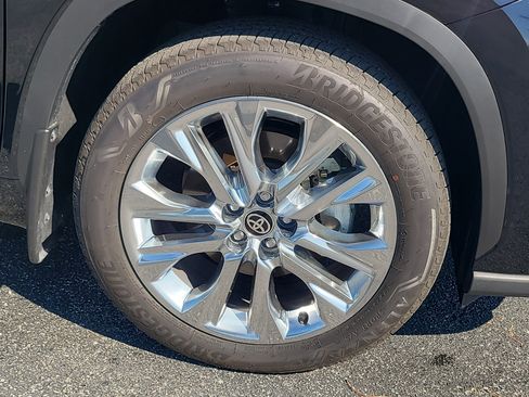 Certified 2026 Toyota Highlander Limited AWD/4WD image 9