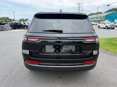 Used 2023 Jeep Grand Cherokee Limited w/ Black Appearance Package AWD/4WD image 7
