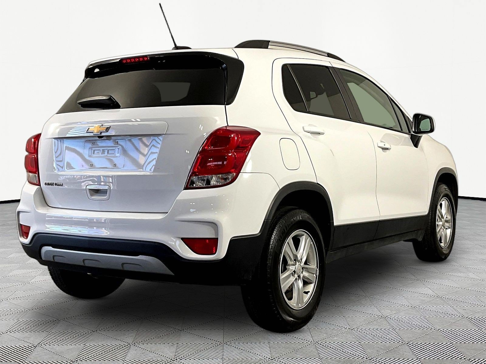Used 2022 Chevrolet Trax LT w/ LT Convenience Package AWD/4WD image 6