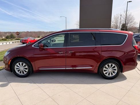Used 2018 Chrysler Pacifica Touring-L image 2