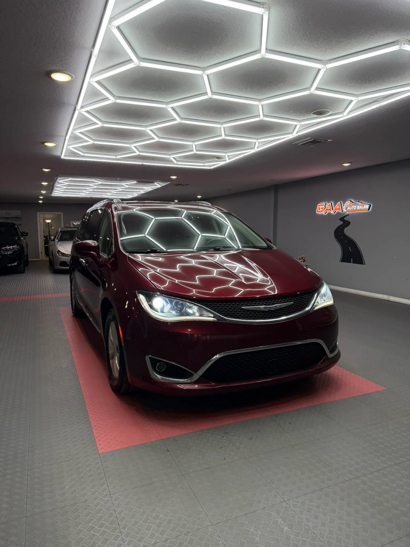 Used 2018 Chrysler Pacifica Touring-L Plus w/ Advanced Safetytec Group FWD image 1
